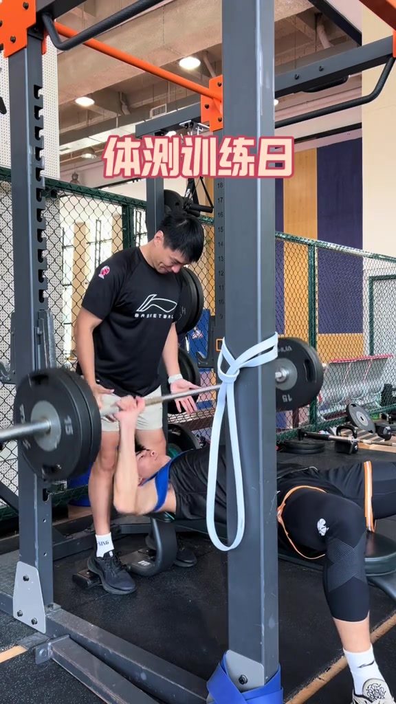 刘金雨晒训练视频：又到了准备体测的时候了 小小十七折??